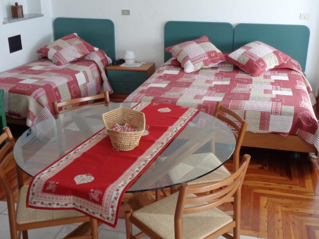 Mont Gele Hotel Ollomont Szoba fotó